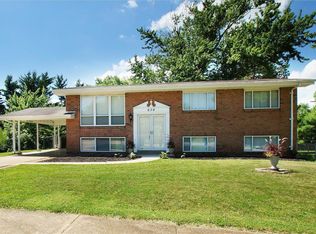 636 Sandy Oak Dr, Ballwin, MO 63021