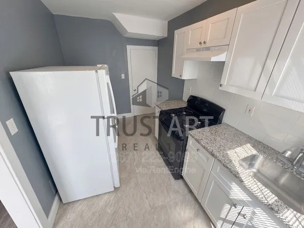 2640 S Robinson St, Philadelphia, PA 19142