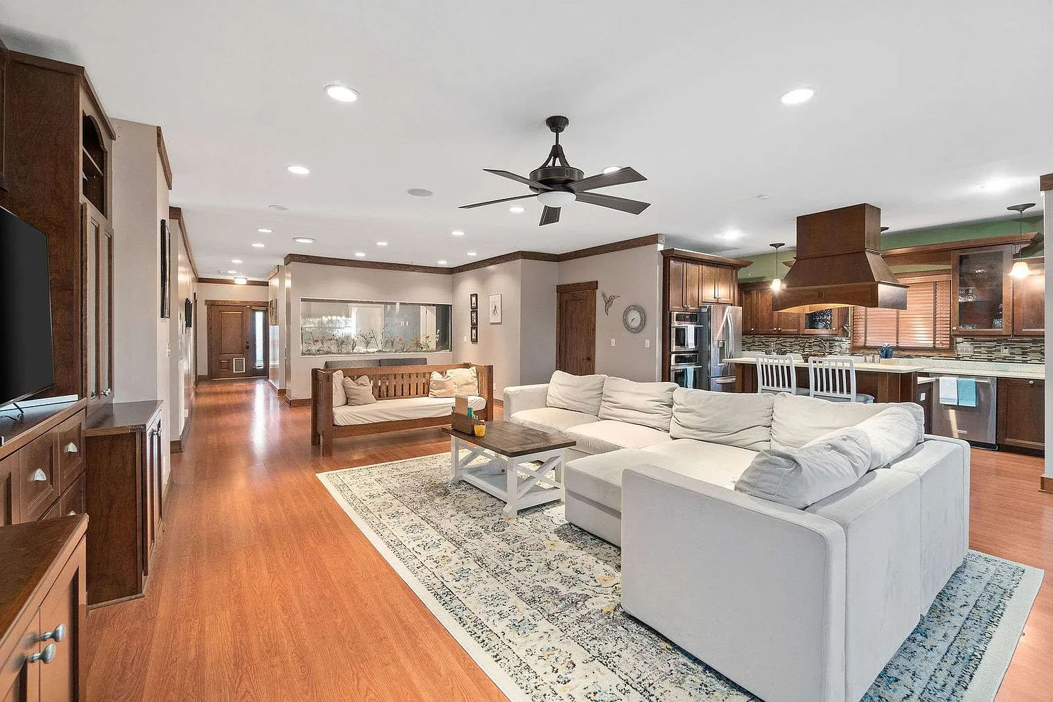 4 bed, 2.0 bath, 2712 sqft, $4,558 — Photo 2