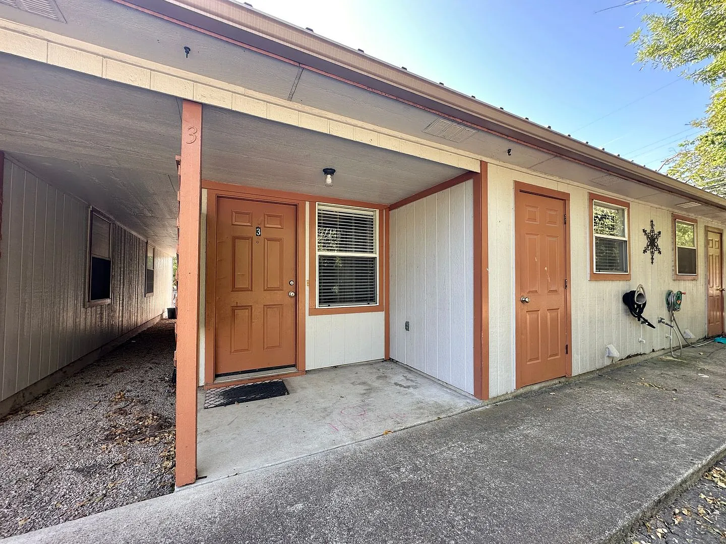 401 W Lincoln Ave — Photo 2