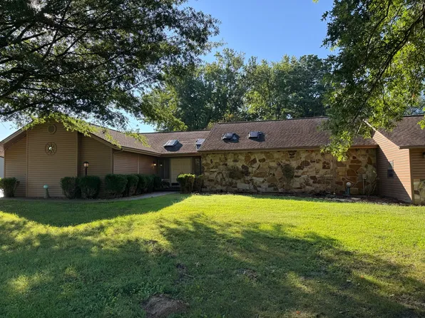 1109 Mockingbird Ln, Carterville, IL 62918