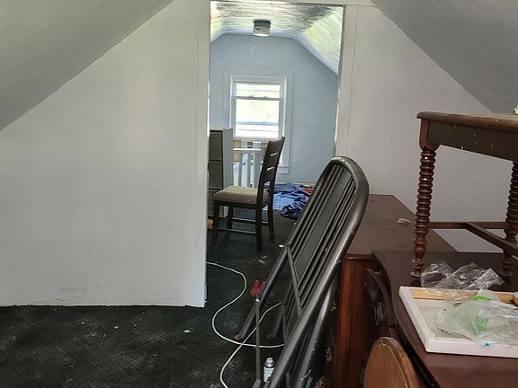 This room has new laminate flooring instead of the carpet see upstairs Loft 20x12