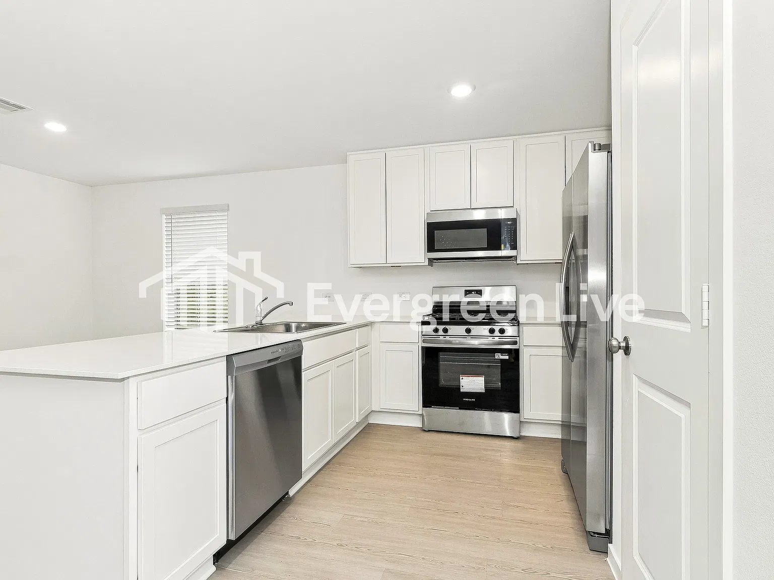4 bed, 2.5 bath, 1979 sqft, $1,945 — Photo 4