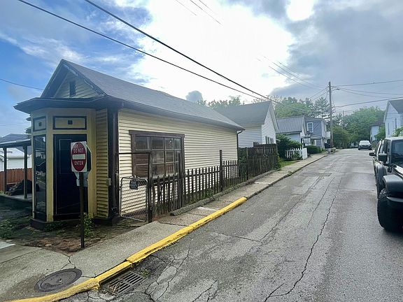 4th image of 607 Steele St