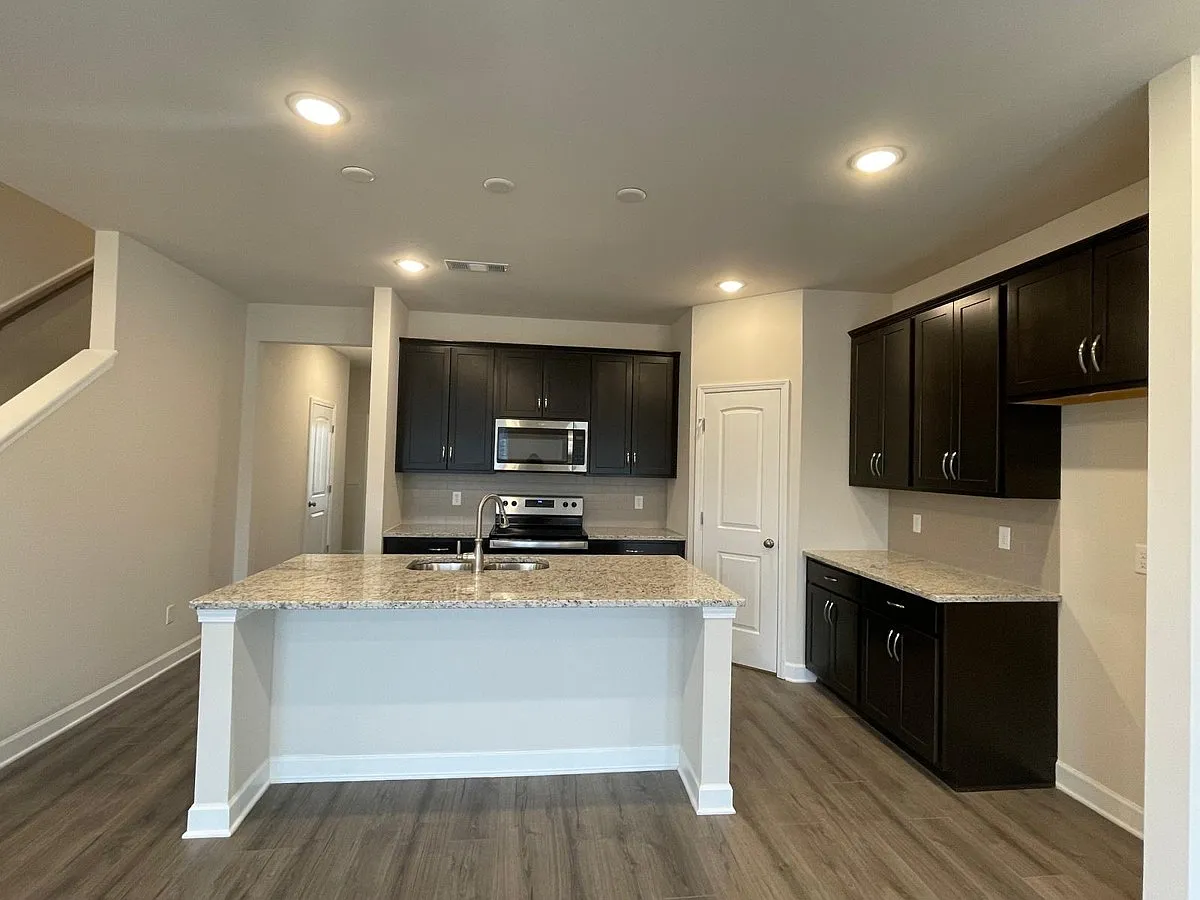 3 bed, 2.5 bath, 1574 sqft, $1,900 — Photo 4