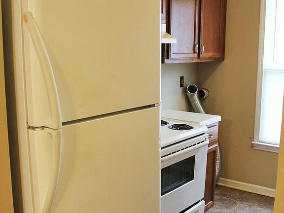 3rd image of 185 Oak St APT 2