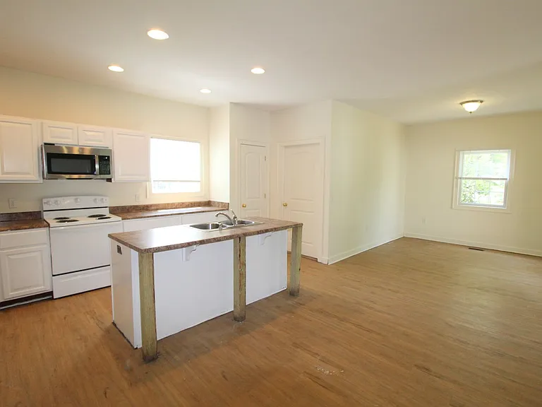 301 W Market St — Photo 14