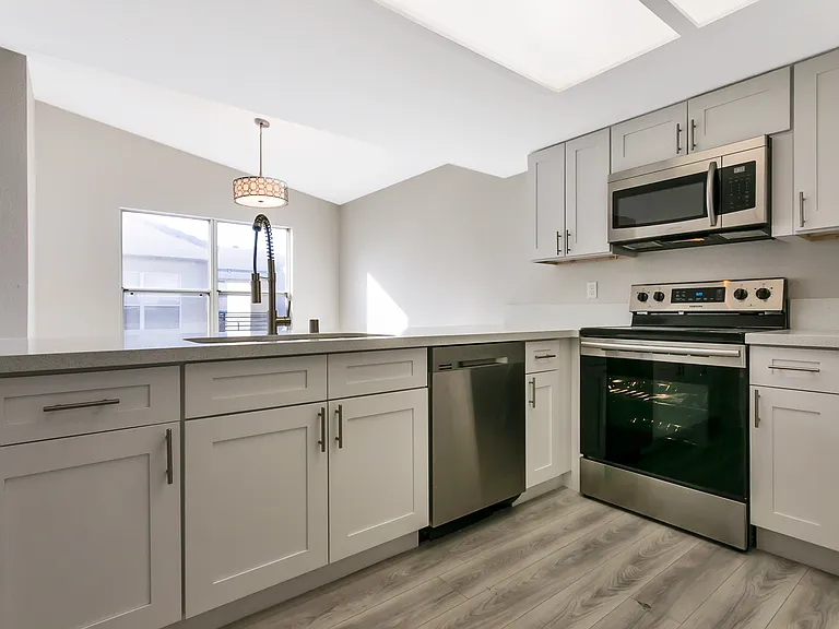 # Guardian Realty 6250 W Flamingo Rd Apt 55 Las Vegas Condo Rental modern and upgraded kitchen_02062020