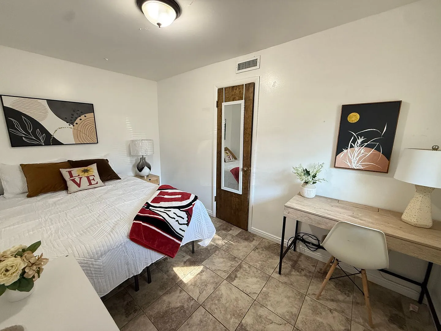 Private affordable furnished Girl Room 3 blocks from U of U Campus — Photo 2