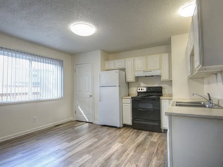 1801 W John St — Photo 14