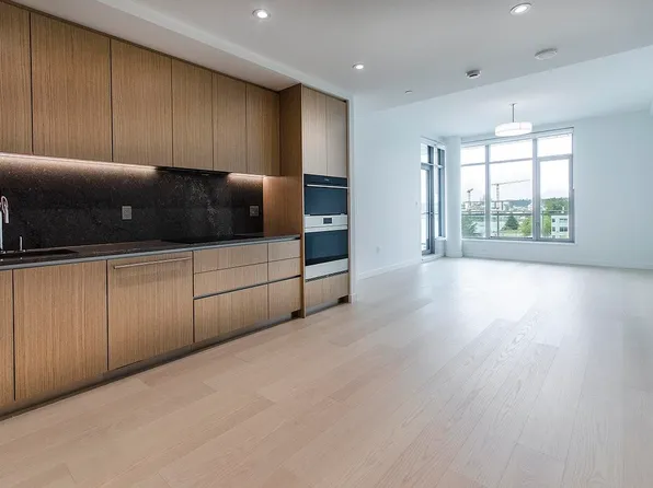 785 Harbour Ave #601, North Vancouver, BC V7J 2E9