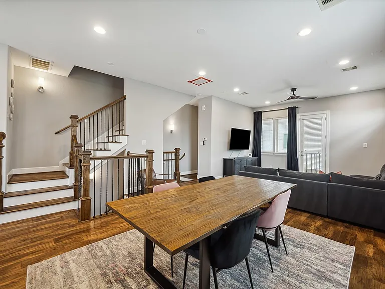 1412 Cleburne St — Photo 2