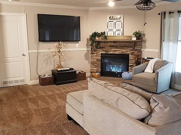 living room (20' 4"x14 1/2)