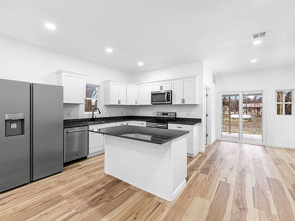 3rd image of 212 W Anderson St