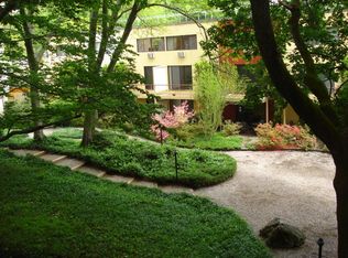 43 Grove St #D, Chestnut Hill, MA 02467