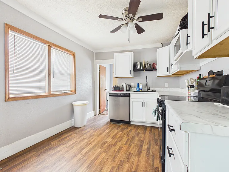 323 Jackson St — Photo 14