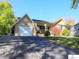 6815 Parkview Ln, Omaha, NE 68104