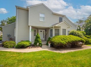 18 Mountain View Ct, Hamburg, NJ 07419