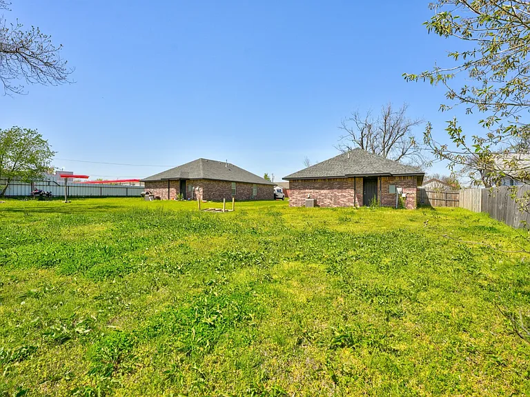 1520 N Market Ave — Photo 30