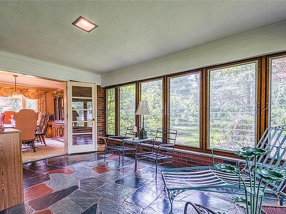 5th image of 32 Meadowbrook Ln
