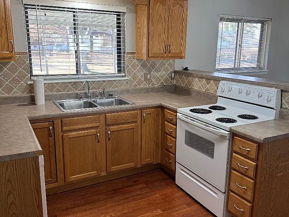 4th image of 709 Plaza Dr