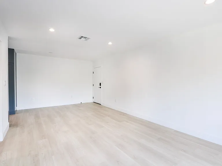 2136 Colby Ave — Photo 8