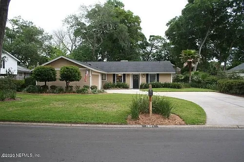 1841 Twelve Oaks Ln E Photo 1