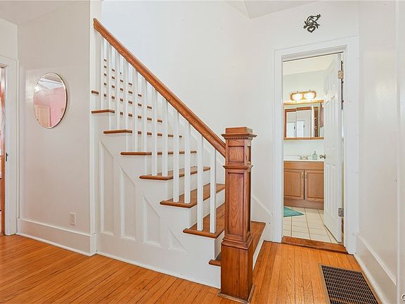 4th image of 58 Westmoreland St