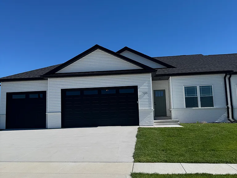 200 W Agnes Dr — Photo 1