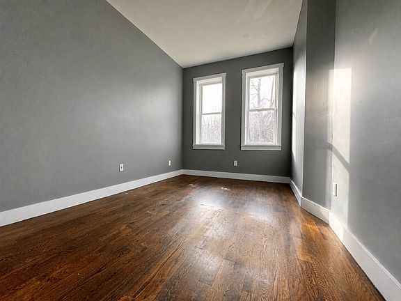 2nd image of 638 Kosciuszko St APT 1R