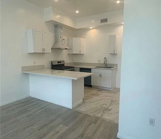 16023 Wyandotte St — Photo 3