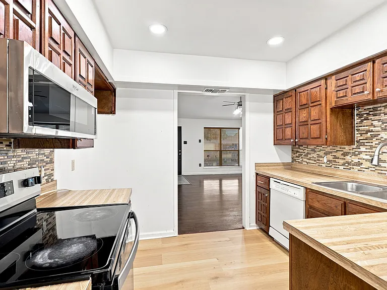8782 Marilyn Dr — Photo 17