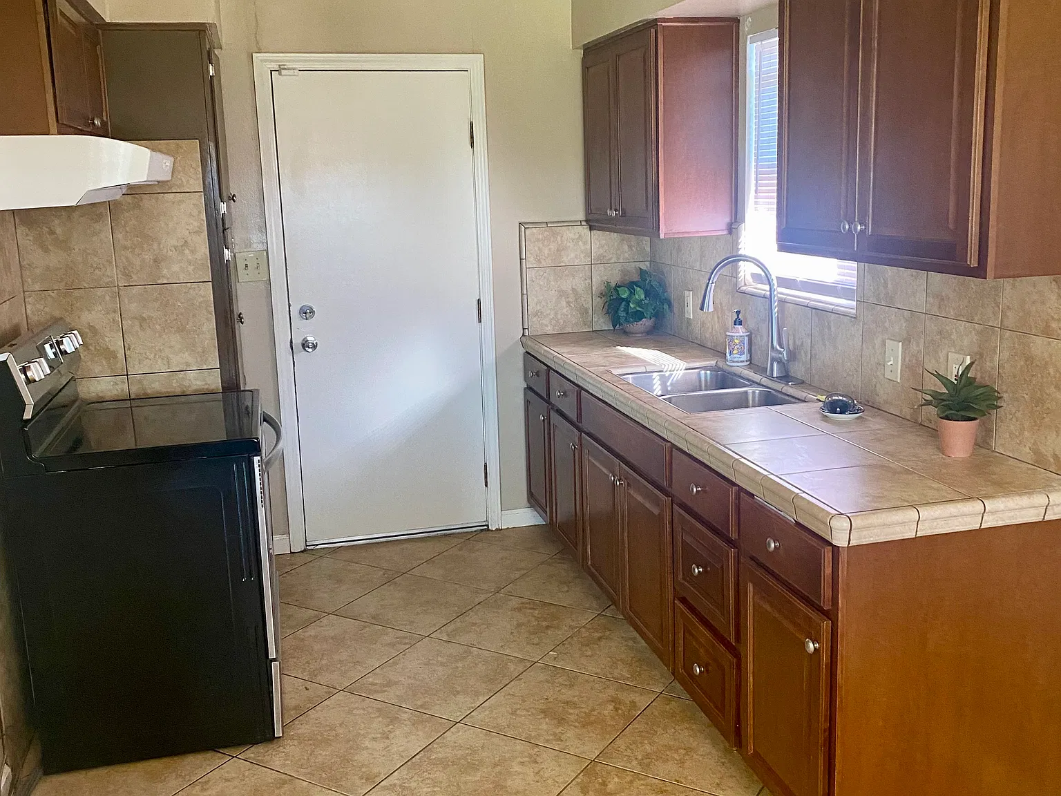 3 bed, 1005 sqft, $1,700 — Photo 3