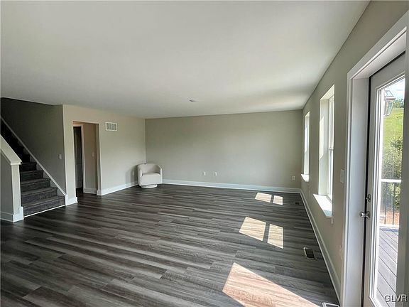 5th image of 9 Mooreland Ln