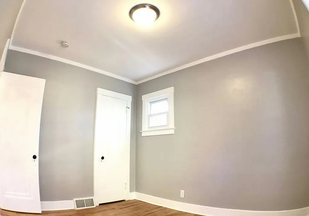 119 W Robert - 1 — Photo 4