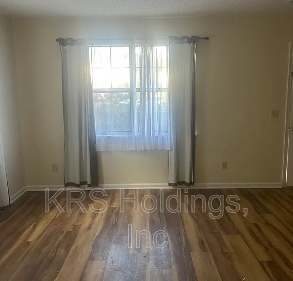 1181 Rosedale Dr — Photo 3