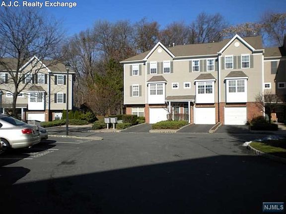 3rd image of 52 Greenbrook Dr