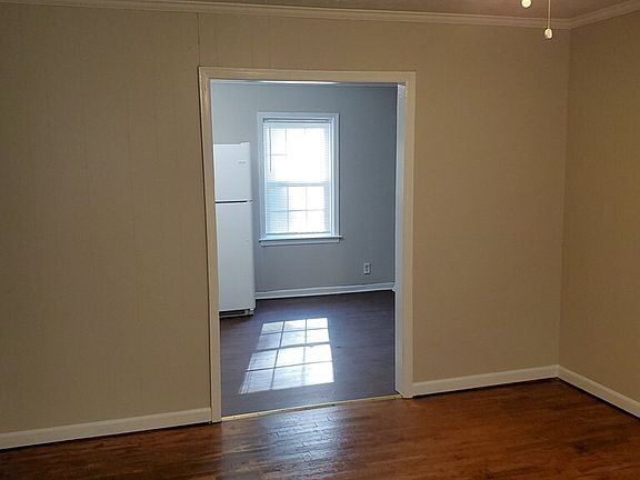 4th image of 121 N Elm St