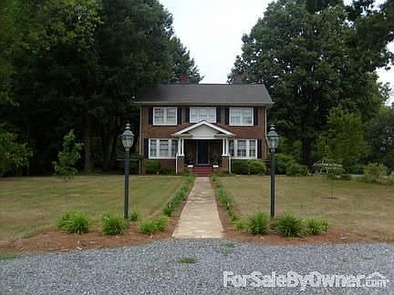 Driveway / Circle drive view