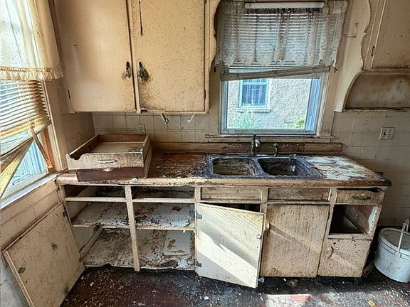3rd image of 344 Shenango Blvd