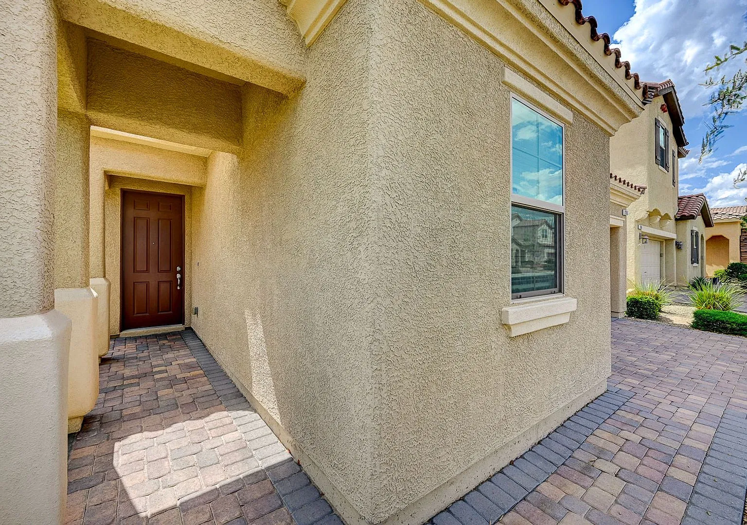 Great Single Story Home Located In Rhodes Ranch Guarded Golf Course Community — Photo 4