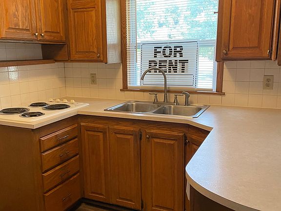 3rd image of 631 W Park Ave