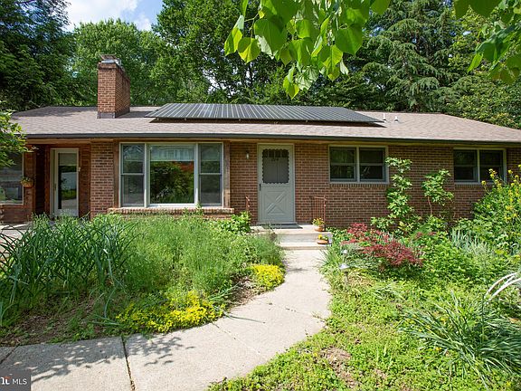 3rd image of 204 Anderson Dr