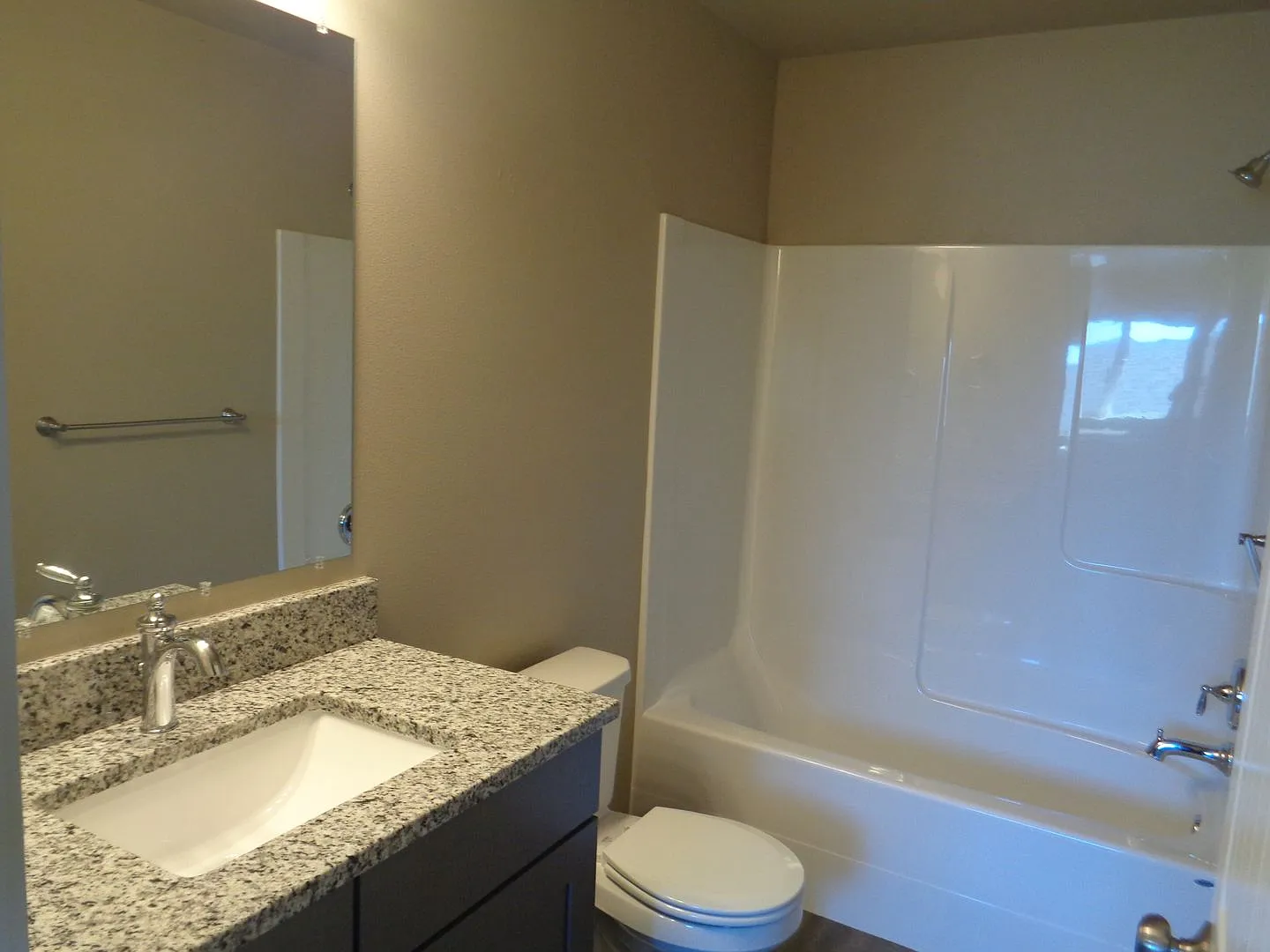 3 Bedroom Duplex Close To Century Park! — Photo 4