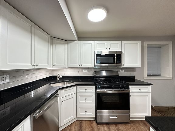 3rd image of 5748 N Winthrop Ave #200