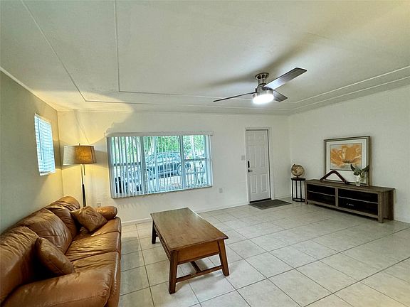 4th image of 716 NE 11th Avenue