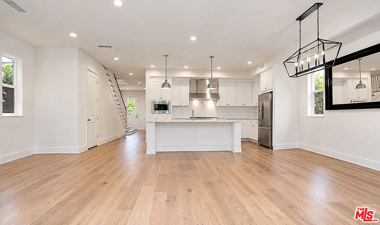 4 bed, 3.0 bath, 2198 sqft, $9,000 — Photo 2