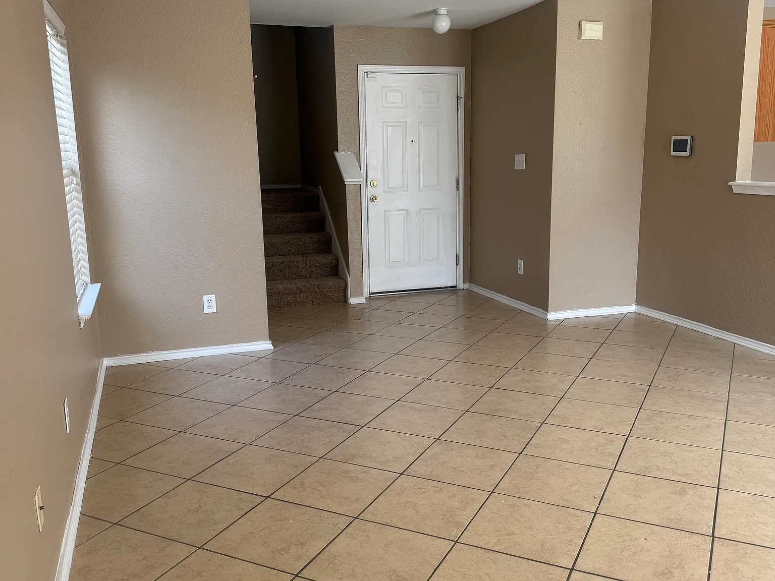 3 bed, 2.5 bath, 1526 sqft, $1,749 — Photo 3