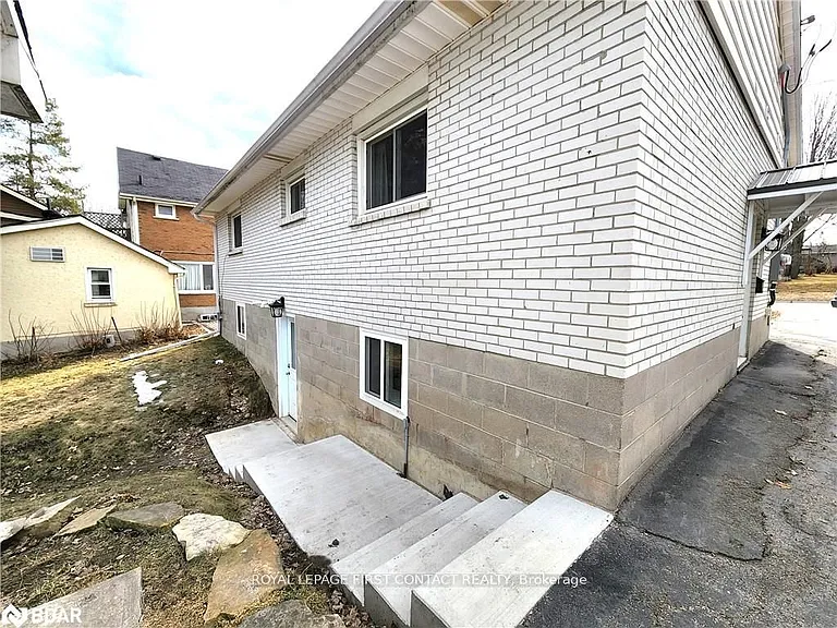 320 Mississaga St W #2 — Photo 6