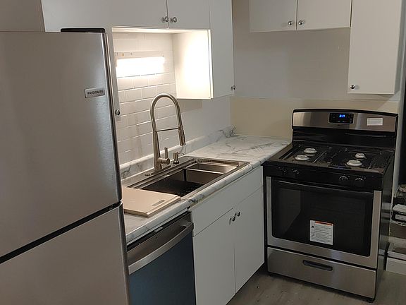4th image of 2842 N Hamlin Ave